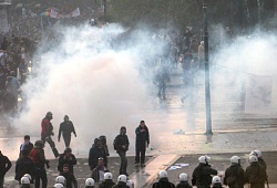 Χουντάρα: Τα ΜΑΤ εκδίωξαν τους διαδηλωτές από το Σύνταγμα με βία και χημικά…