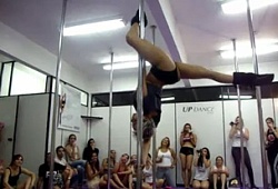 Pole Dancing με μουσική υπόκρουση... Metallica