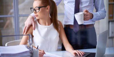 Όλοι το ξέρουν, λίγοι μιλούν: τι συμβαίνει με τη σεξουαλική παρενόχληση στην εργασία