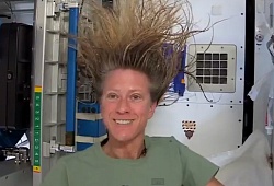 Πώς λούζουν τα μαλλιά τους στο διάστημα;