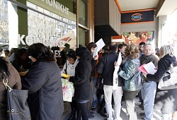 Ουρές τέλος στον ΟΑΕΔ: Οι κάρτες ανεργίας θα ανανεώνονται μέσω διαδικτύου