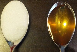 Το μέλι έχει λιγότερες θερμίδες από τη ζάχαρη;