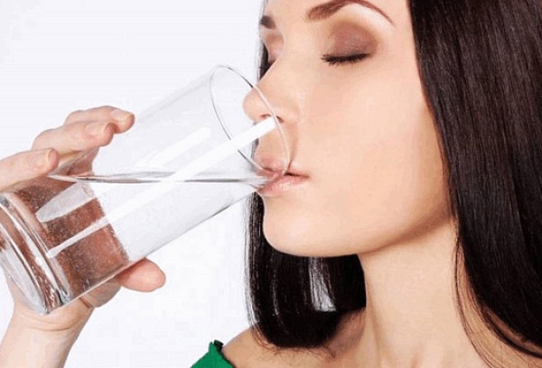 Η κατανάλωση νερού με άδειο στομάχι ωφελεί τον οργανισμό