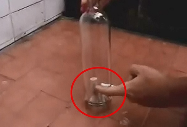 Εύκολος τρόπος για να βγάλετε το φελλό μέσα από ένα μπουκάλι