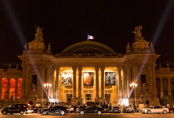10 Έλληνες καλλιτέχνες εκπροσωπούν την ελληνική τέχνη στα Ηλύσια Πεδία του Παρισιού