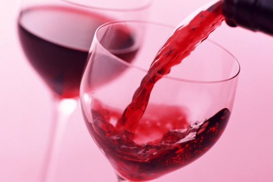 Δύο βασικοί κανόνες για να σερβίρετε σωστά το κρασί στους καλεσμένους σας