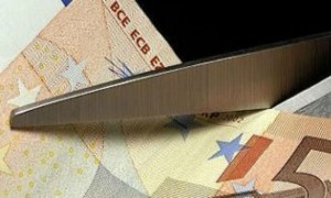 «Δεν λαμβάνουμε δάνεια για να πληρώνουμε μισθούς και συντάξεις, αλλά μειώνουμε μισθούς και συντάξεις για να πληρώνουμε δάνεια»