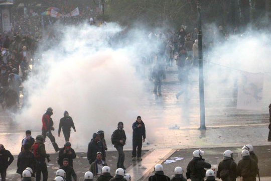 Χουντάρα: Τα ΜΑΤ εκδίωξαν τους διαδηλωτές από το Σύνταγμα με βία και χημικά…