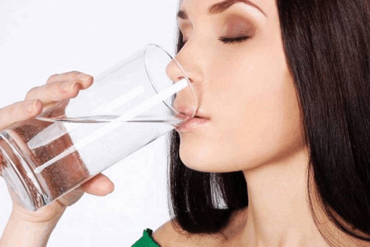 Η κατανάλωση νερού με άδειο στομάχι ωφελεί τον οργανισμό