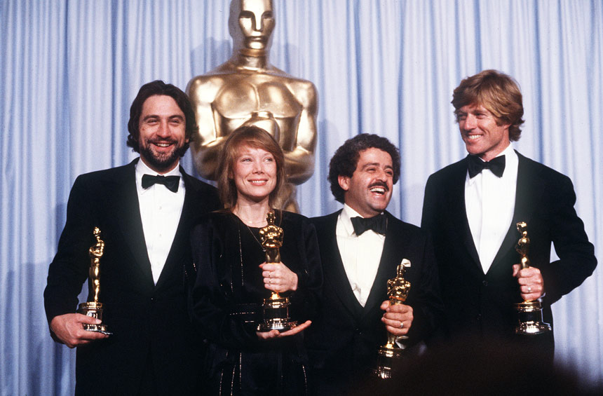 Ο Robert De Niro κρατώντας το Oscar