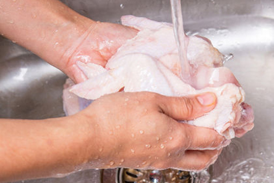 Το ξέρατε ότι δεν πρέπει ΠΟΤΕ να πλένετε το κοτόπουλο πριν το μαγειρέψετε;