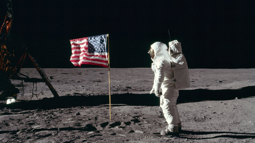 Πατήσαμε ποτέ στο φεγγάρι ή ήταν όλα σκηνοθετημένα από τους Αμερικανούς;