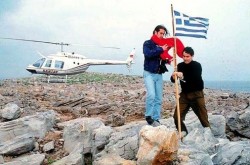Ο "δημοσιογράφος"-πρακτορίσκος της ΜΙΤ (ο τύπος με τα μακρυά μαλλια) όταν κατέβασε την ελληνική σημαία στα Ιμια για να αναρτήσει την τουρκική το 1996...