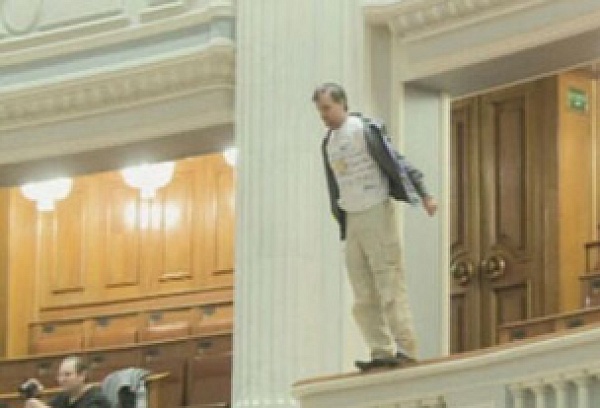 Άνδρας αποπειράθηκε να αυτοκτονήσει στο ρουμανικό κοινοβούλιο λόγω ΔΝΤ