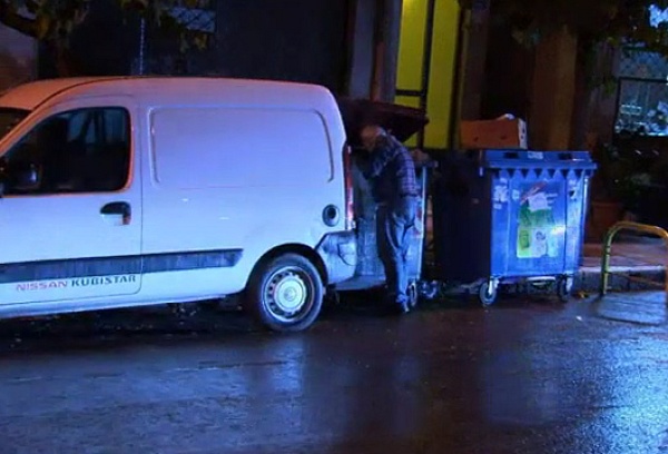 Sky News: «Έλληνες συνταξιούχοι ψάχνουν για φαγητό στα σκουπίδια»